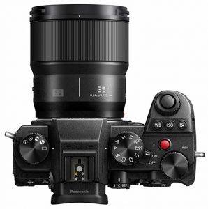 Panasonic-Lumix-S-35mm-F1.8-on-camera