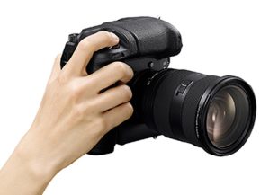 professional mirrorless cameras Sony-Alpha-9–III-wVG-C5_handheld_BANNER_SEL2470GM2